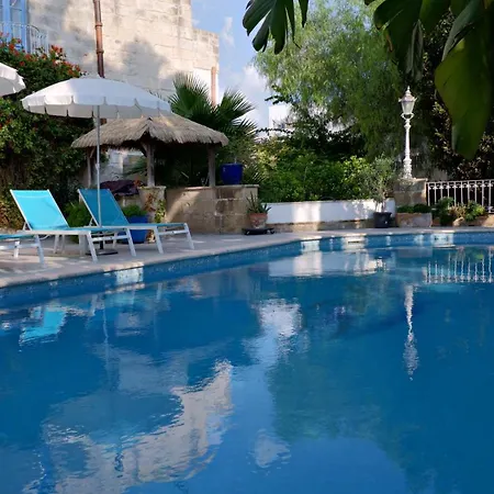 Village Knights Żebbuġ